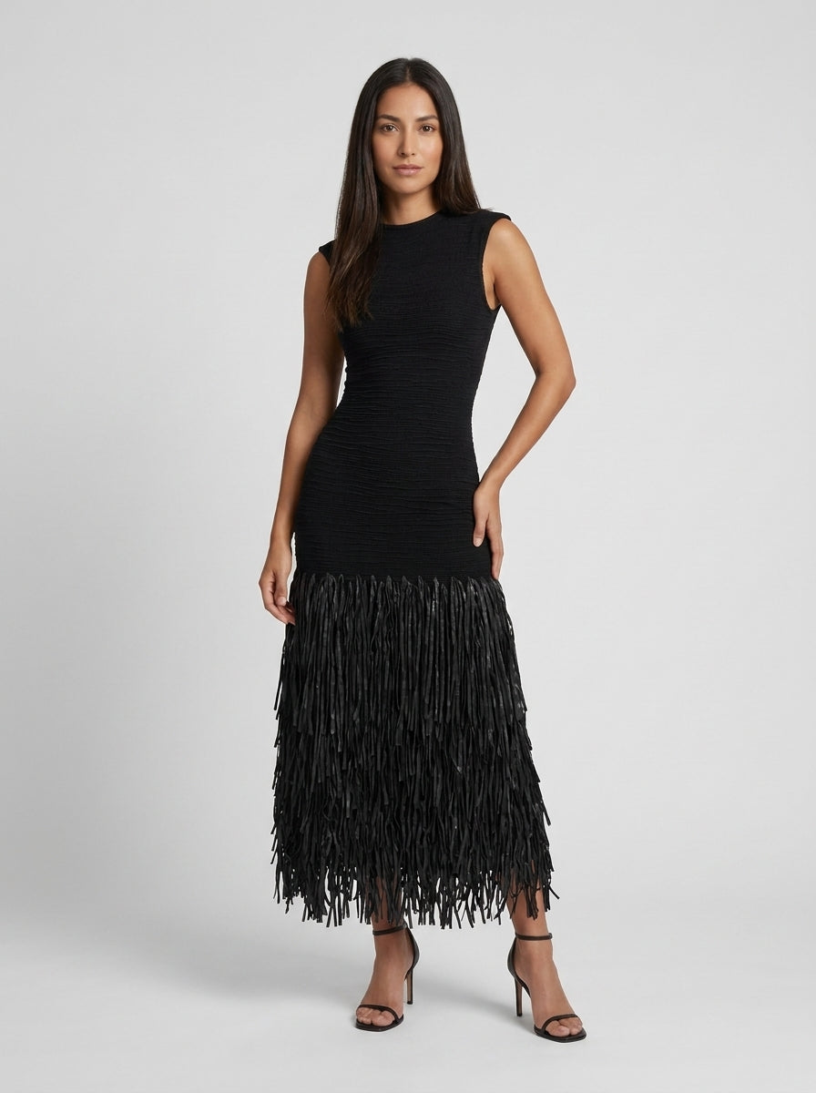 Vestido negro con flecos - modelo