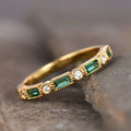 Anillo de oro retro con circonita verde e incrustación