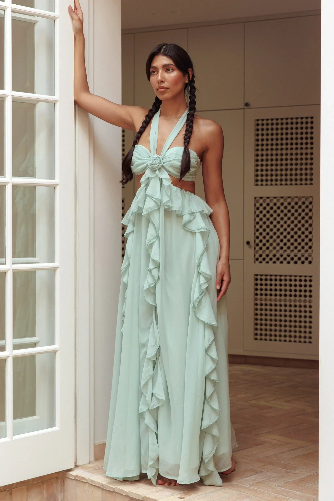 Chifón | Vestido maxi de chifón con recortes y volantes