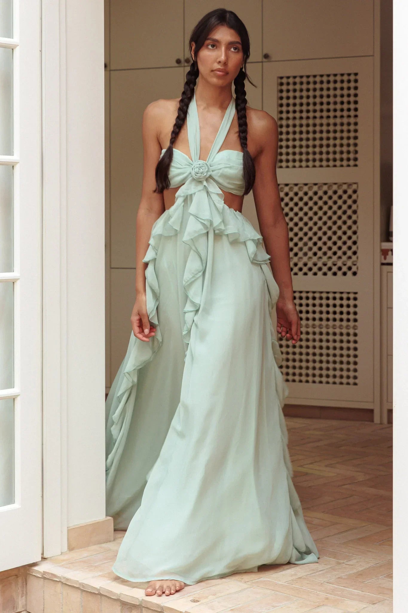 Chifón | Vestido maxi de chifón con recortes y volantes