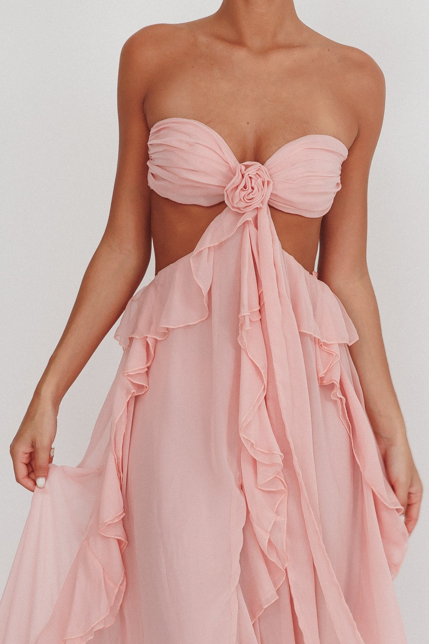 Chifón | Vestido maxi de chifón con recortes y volantes