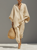 Conjunto minimalista en khaki claro con top de dobladillo asimétrico y pantalones jogger