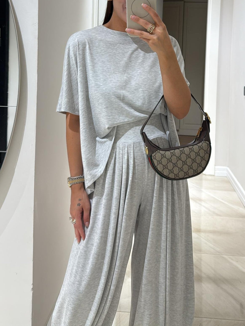 Conjunto de top casual gris claro y pantalones de pierna ancha