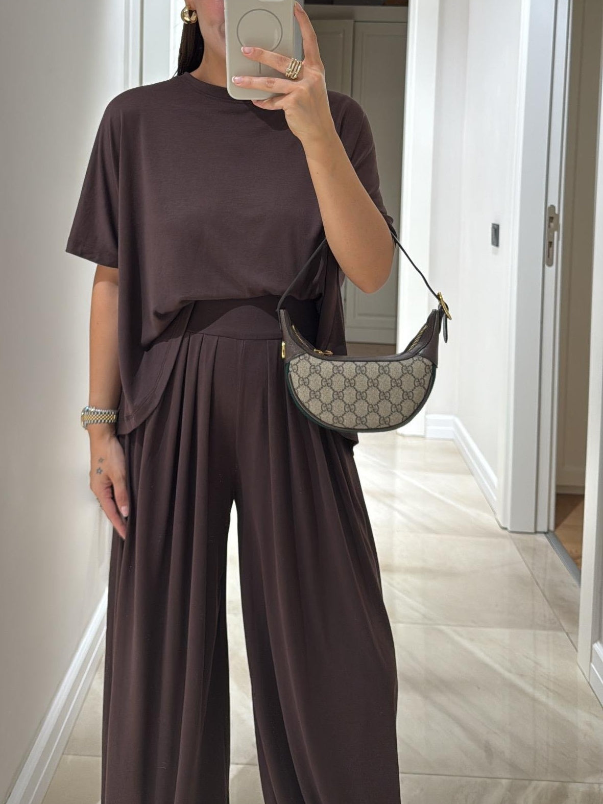 Conjunto de top casual gris claro y pantalones de pierna ancha