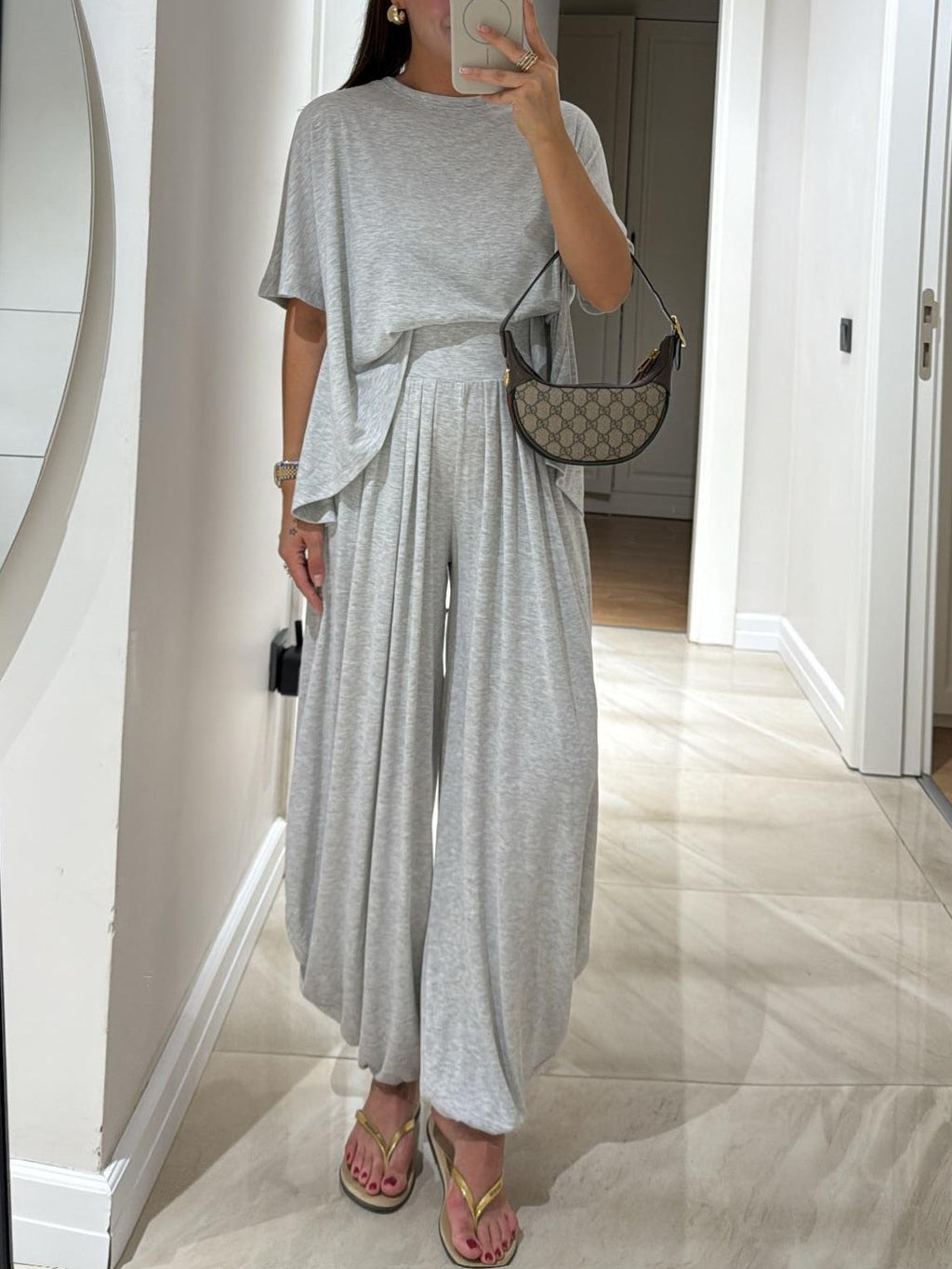 Conjunto de top casual gris claro y pantalones de pierna ancha