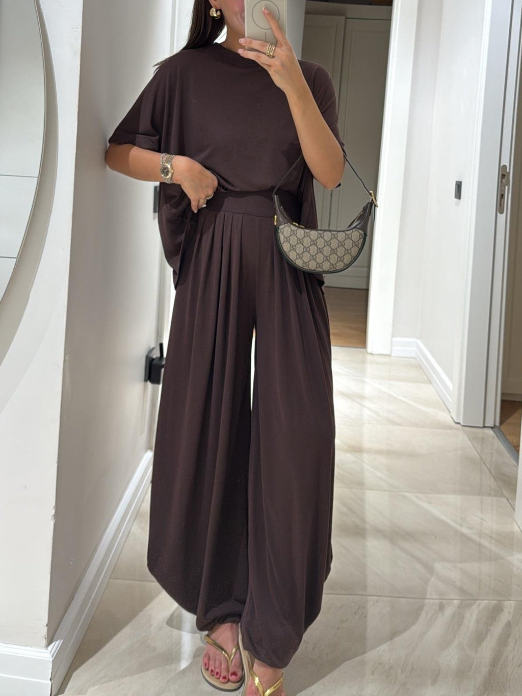 Conjunto de top casual gris claro y pantalones de pierna ancha
