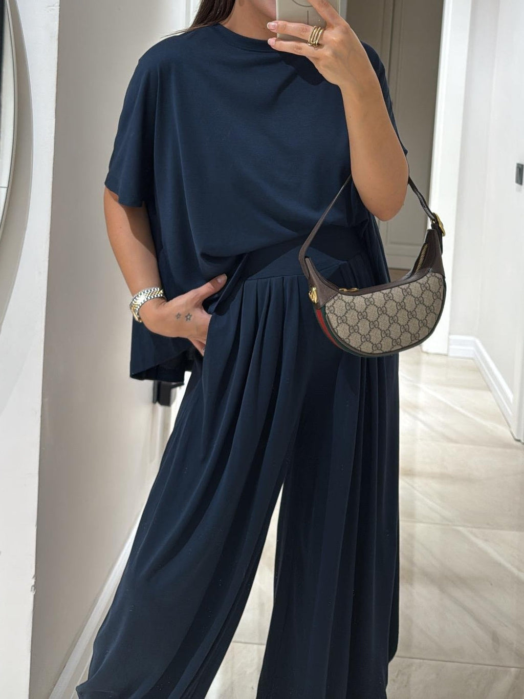Conjunto de top casual gris claro y pantalones de pierna ancha