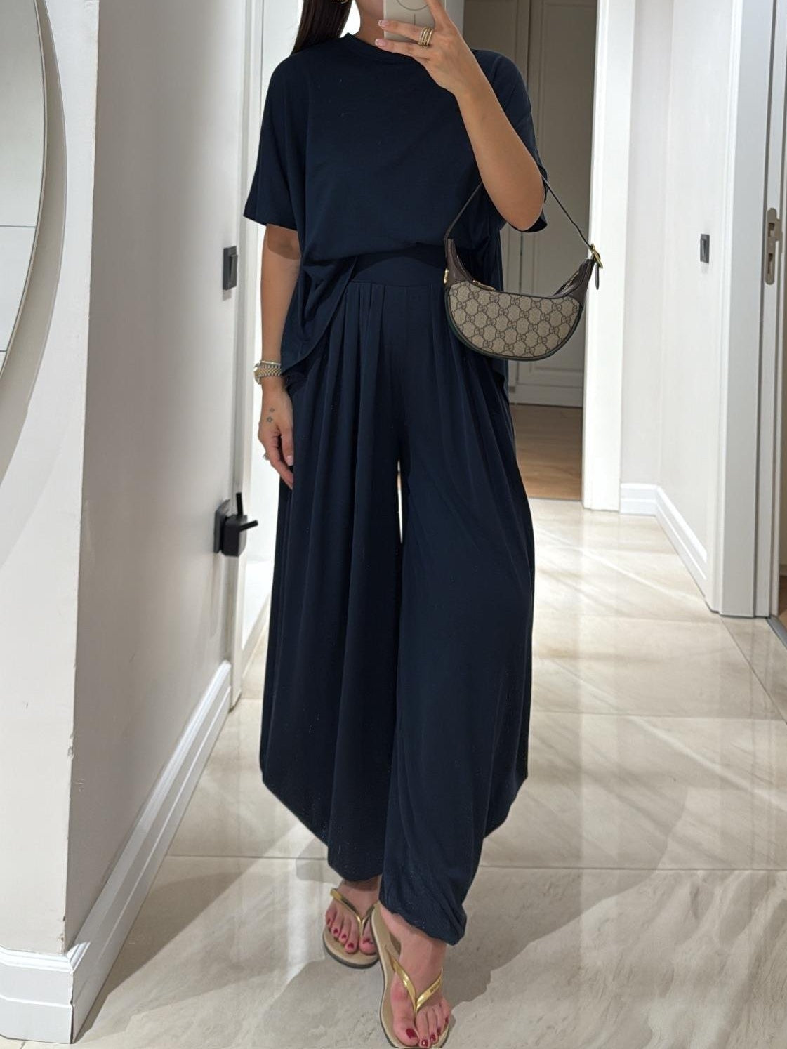 Conjunto de top casual gris claro y pantalones de pierna ancha