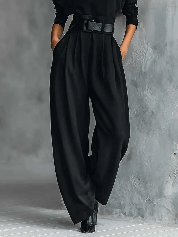 Conjunto negro de dos piezas: camiseta de cuello alto de manga larga y pantalones rectos (incluye cinturón)