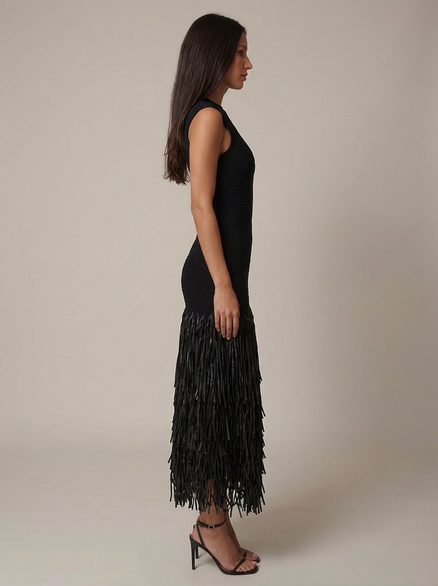 Vestido negro con flecos